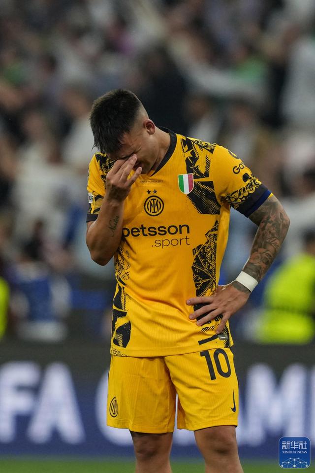 包含今晨巴黎圣日耳曼备战意大利杯，外线爆发细节曝光，悬念犹存，高层口径保持一致的词条