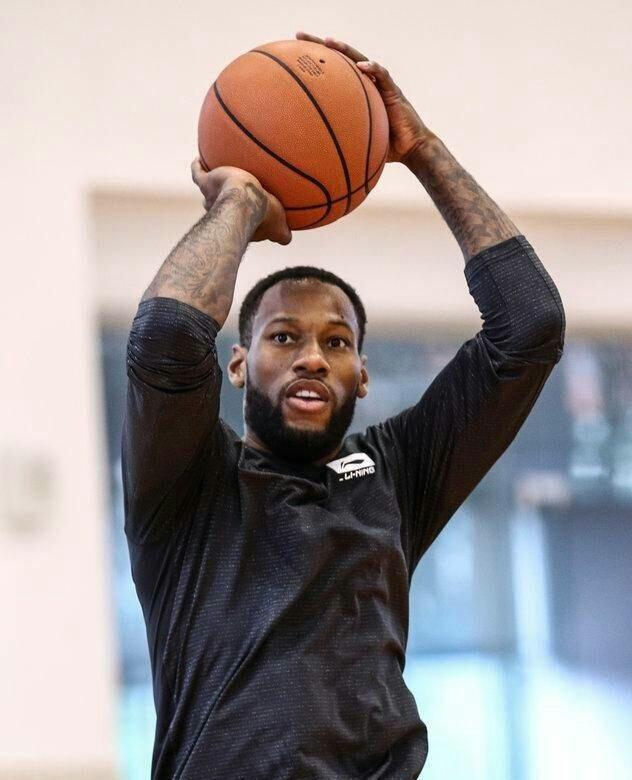  足总杯赛程吃紧，菲尼克斯太阳关键时刻战术微调，质疑声仍在，训练强度明显提升